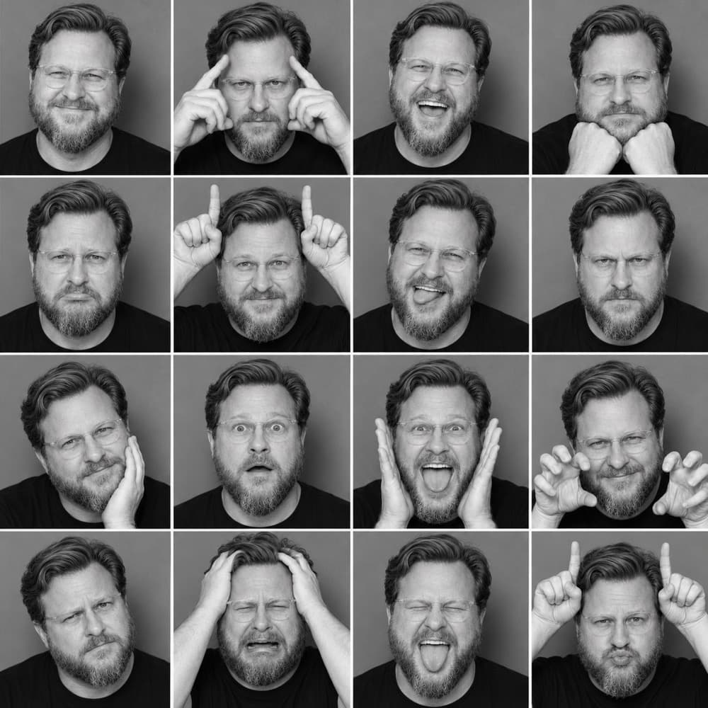 Gian Franco Rocchiccioli em 16 retratos em preto e branco com expressões diferentes