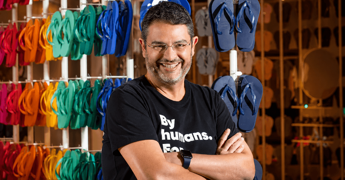 Roberto Funari, presidente da Alpargatas de 2019 a 2023, numa loja Havaianas. Foto: divulgação