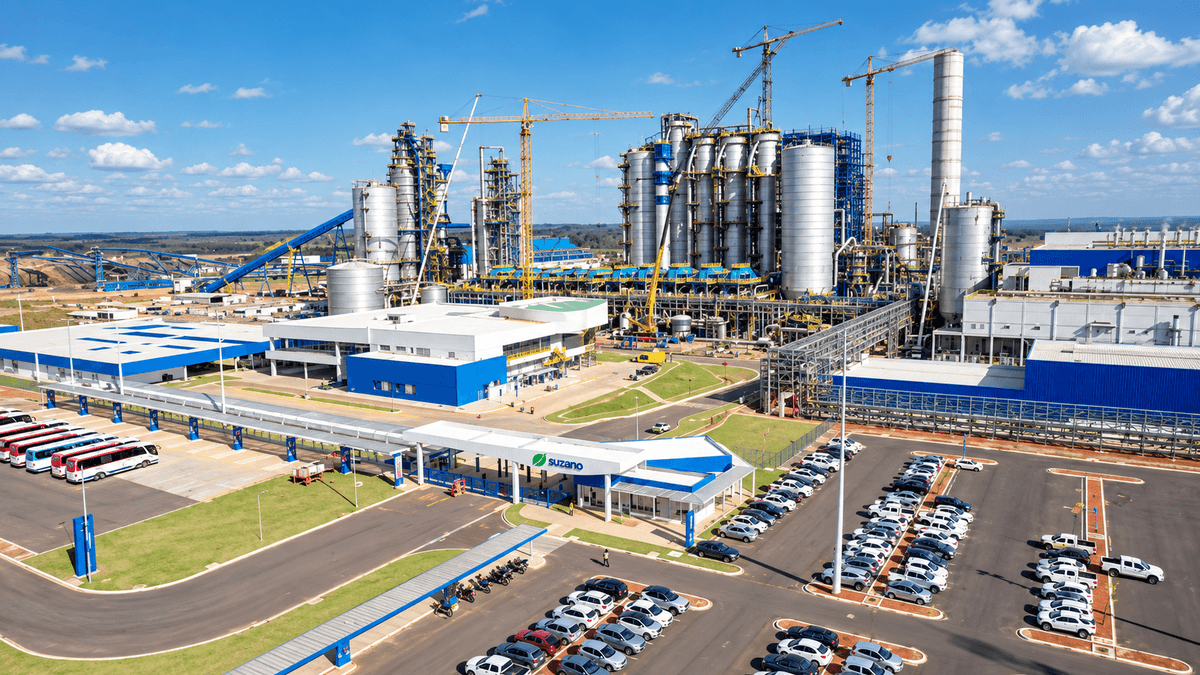 Ilustração da fábrica do Projeto Cerrado, em Ribas do Rio Pardo (MS), a maior linha única de produção de celulose do mundo. Imagem gerada por inteligência artificial, sem valor documental