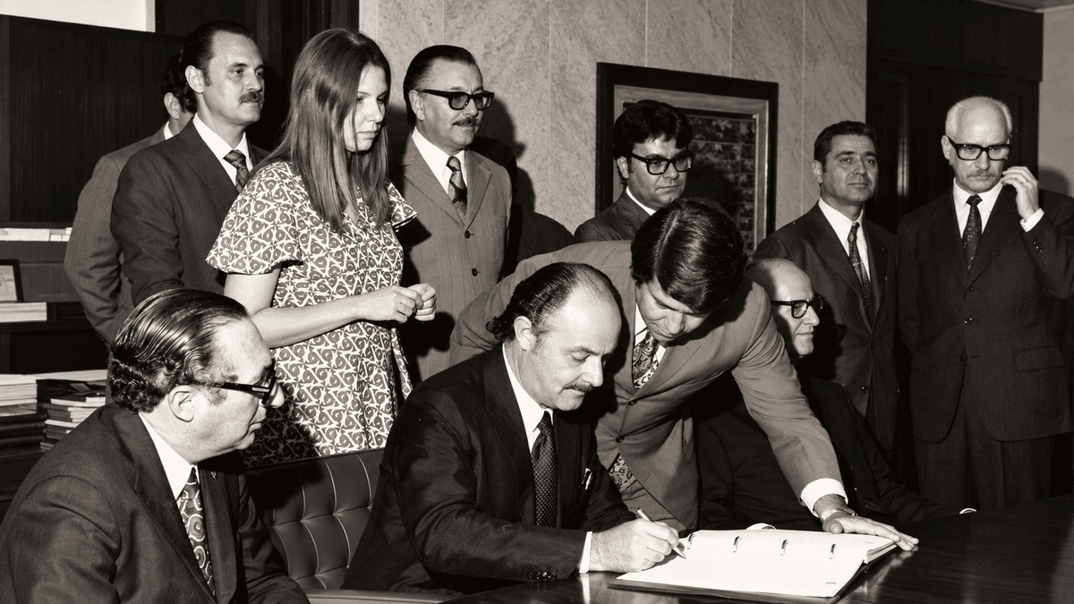 Ilustração de uma reunião de diretoria com assinatura de contrato numa empresa industrial brasileira de meados do século 20. Imagem gerada por inteligência artificial, sem valor documental
