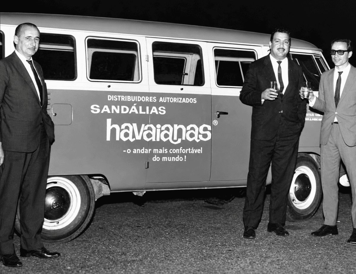 Kombi dos distribuidores autorizados das Sandálias Havaianas, com o slogan o andar mais confortável do mundo, nos anos 1960. Foto: divulgação