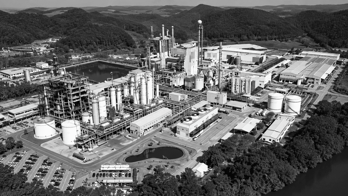 Ilustração de um complexo industrial de celulose e papel em vista aérea, em preto e branco. Imagem gerada por inteligência artificial, sem valor documental