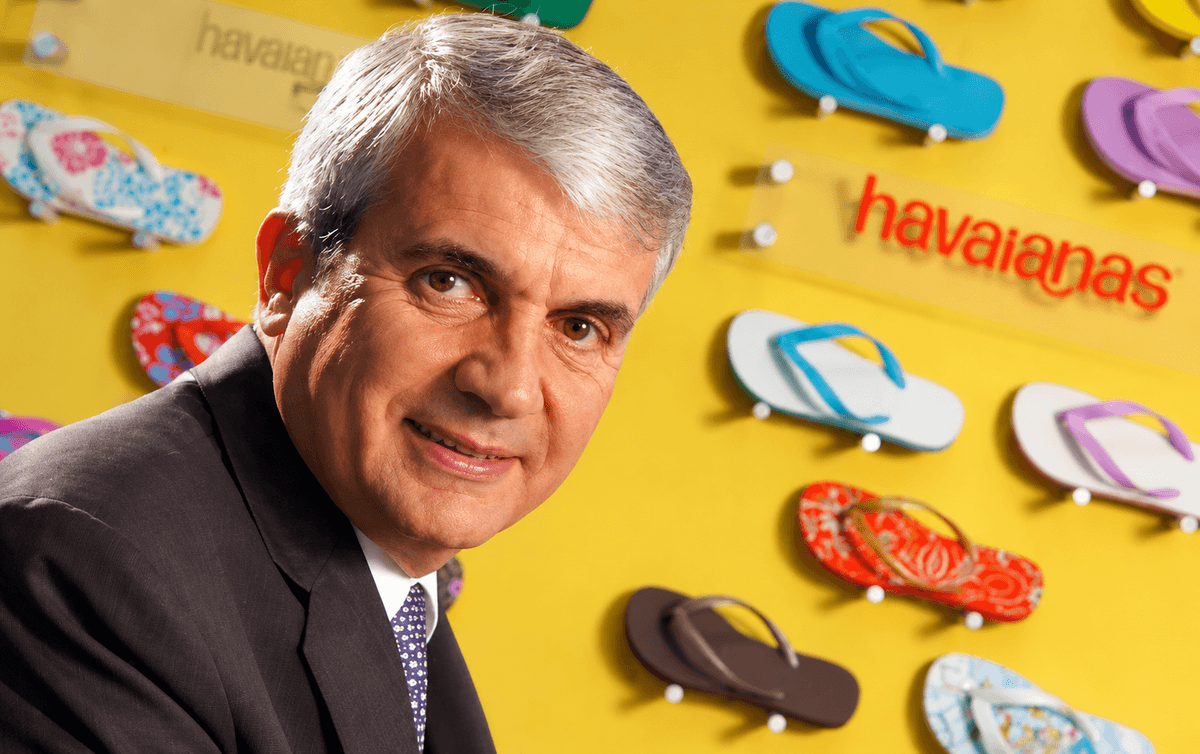 Márcio Utsch, presidente da Alpargatas de 2003 a 2018, diante de uma parede de Havaianas. Foto: divulgação